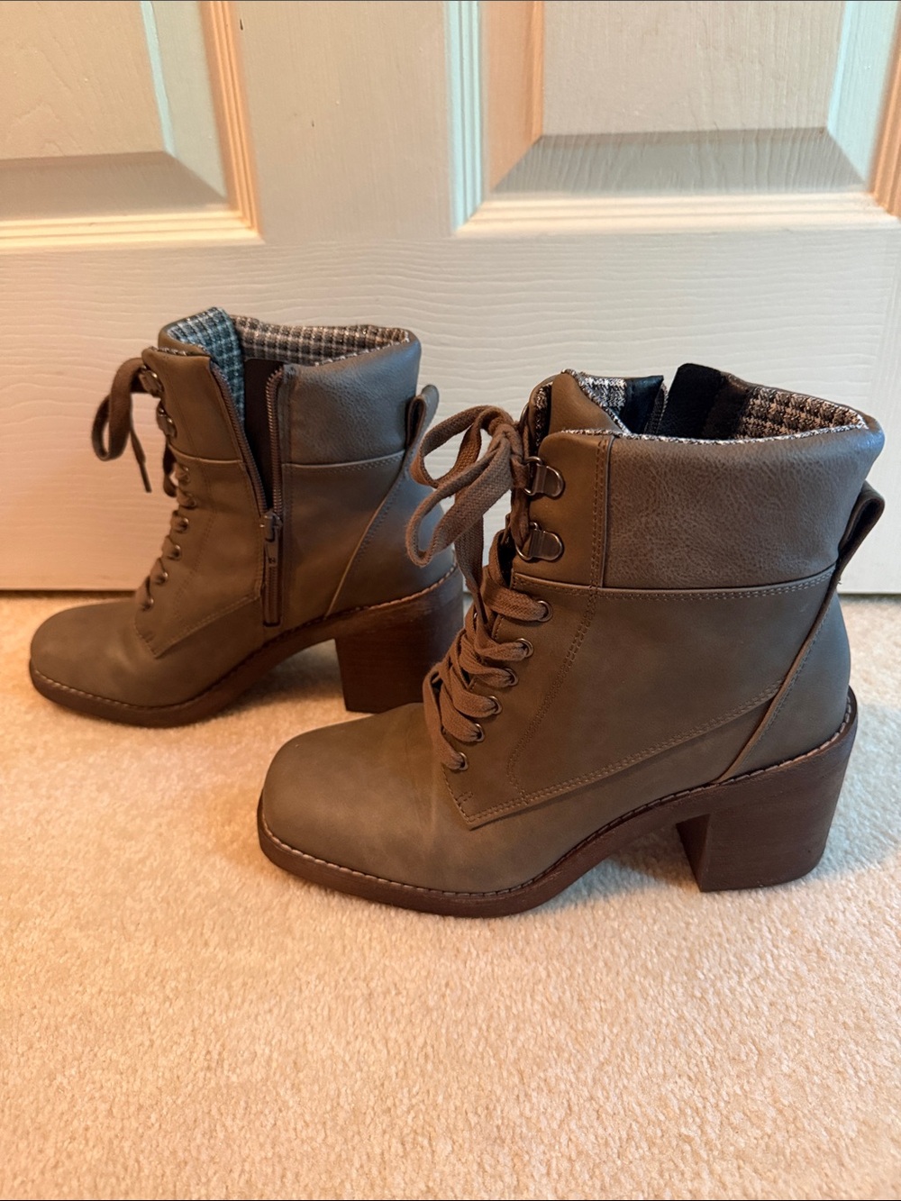 Women’s Lace-Up Ankle Boots in Taupe